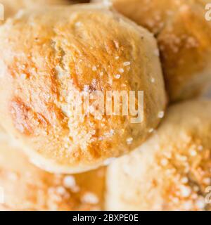 Frisches, salziges Brot, Buns, mit Salz überteigtes Gebäck Stockfoto