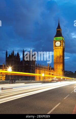 Big Ben und Parlament mit Autolicht-Trails in der Abenddämmerung, London, Großbritannien Stockfoto
