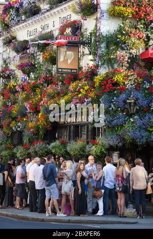 The Churchill Arms Pub in Kensington Church Street, London, Großbritannien Stockfoto