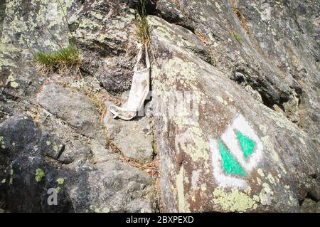 Vergessene, weggeworfene Gesichtsmaske liegt auf dem Felsen, neben Touristenpfad, Pandemie, Coronavirus, gefährlichen Abfällen, 2. Juni 2020. (CTK Photo/Libor so Stockfoto