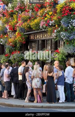 The Churchill Arms Pub in Kensington Church Street, London, Großbritannien Stockfoto