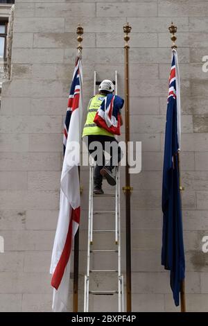 London, Großbritannien. Juni 2020. Beschädigte Union-Flagge ersetzt auf dem Cenotaph in Whitehall. London nach Wochenende von Black Lives Matter Protest. Kredit: JOHNNY ARMSTEAD/Alamy Live News Stockfoto