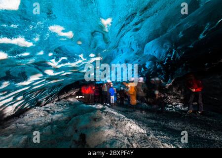 Blick auf die blaue Eishöhle im Winter in Jokulsarlon, Island Stockfoto