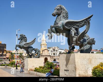 Pegasus Skulpturen am Kai in der Nähe des Uhrturms Eingang zur alten ummauerten Stadt Cartagena, Kolumbien Stockfoto