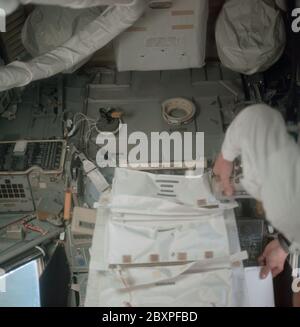 AS11-36-5399 - Apollo 11 - Apollo 11 Missionsbild - Astronaut Edwin E. Aldrin im Mondlandemodul; Umfang und Inhalt: Die Originaldatenbank beschreibt dies als: Beschreibung: Astronaut Edwin E. Aldrin Jr.,Mondlandespilot,arbeitet im Inneren des Mondlandemoduls (LM) während der Kasse und Inspektion nach der Luke-Öffnung. Aldrin ist in dieser Aufnahme nur teilweise sichtbar. Aufnahme während der Translunierphase der Apollo 11 Mission von Astronaut Neil A. Armstrong, Kommandant der Apollo 11 Mission. Original Filmmagazin wurde mit N beschriftet; Filmtyp: S0-368 Farbe; 80mm Objektiv. Betreff: Apollo 11 Flug, Stockfoto