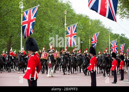Household Cavalry, die entlang der Mall, London, Großbritannien fährt Stockfoto