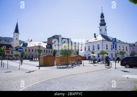 Das Rathaus von Jesenik auf dem Masaryk-Platz, Jesenik, Region Olomouc, Tschechische Republik, 31. Mai 2020. Ganz links befindet sich der Turm der Himmelfahrt Marias C. Stockfoto