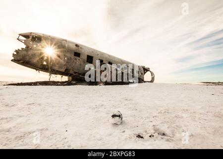 Solheimasandur das Flugzeugwrack Blick während des Winterschnees Stockfoto