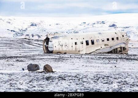 Solheimasandur das Flugzeugwrack Blick während des Winterschnees Stockfoto