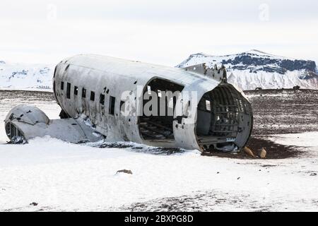 Solheimasandur das Flugzeugwrack Blick während des Winterschnees Stockfoto