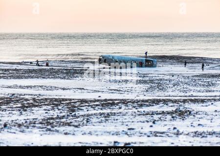 Solheimasandur das Flugzeugwrack Blick während des Winterschnees Stockfoto