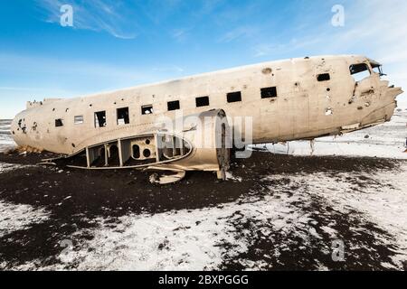 Solheimasandur das Flugzeugwrack Blick während des Winterschnees Stockfoto