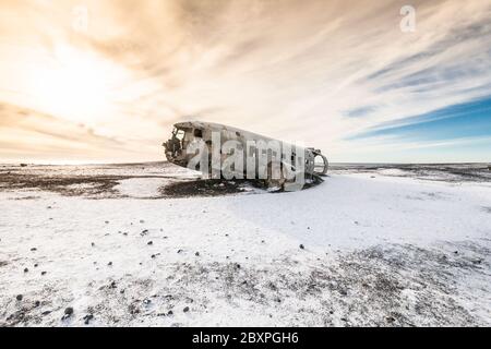 Solheimasandur das Flugzeugwrack Blick während des Winterschnees Stockfoto