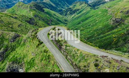 Luftaufnahme der Kurvenstraße auf dem hohen Berg in Encumeada, Ribeira Brava, Madeira Insel. Stockfoto