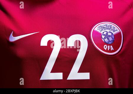 Moskau, Russland - 14. Juli 2018: Die offizielle sportliche Uniform der Qatar Fußballmannschaft mit Emblem des Qatar Football Association QFA. Assoziation Stockfoto