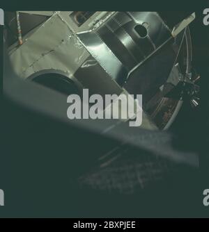 AS11-36-5314 - Apollo 11 - Apollo 11 Missionsbild - Mondmodul (LM) und Command and Service Module (CSM) Andocken; Umfang und Inhalt: Die Originaldatenbank beschreibt dies wie folgt: Beschreibung: Nahaufnahme des Mondmoduls (LM), das an der dritten Stufe des Saturn-Startwagens (SIVB) befestigt ist, da das Command and Service Module (CSM) an das LM andockt. Bild aus dem CM während der Translunierphase der Apollo 11 Mission. Original Filmmagazin wurde mit N beschriftet; Filmtyp: S0-368 Farbe; 80mm Objektiv. Fachbegriffe: Apollo 11 Flug, Mondlandemodul, Saturn Launch Vehicles, Command Service Module, Raumschiff Dock Stockfoto