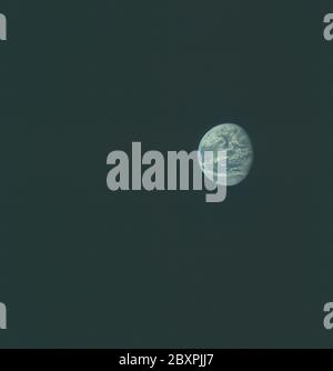 AS11-36-5330 - Apollo 11 - Apollo 11 Missionsbild - Erdansicht; Umfang und Inhalt: Die Originaldatenbank beschreibt dies als: Beschreibung: Fernansicht der Erde mit sichtbaren Wolken. Bild aufgenommen während der Translunerphase der Apollo 11 Mission. Original Filmmagazin wurde mit N beschriftet; Filmtyp: S0-368 Farbe; 80mm Objektiv. Themengebiet: Apollo 11 Flug, Erdbeobachtung (aus dem All) Kategorien: Erdbeobachtungen Original: Film - 70MM CT Interior Exterior: Exterior Ground Orbit: On-Orbit; 1967 – 1972; Stockfoto