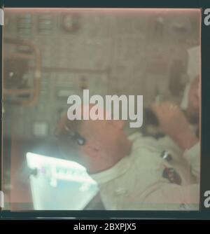 AS11-36-5393 - Apollo 11 - Apollo 11 Missionsbild - Astronaut Edwin E. Aldrin im Mondlandemodul; Umfang und Inhalt: Die Originaldatenbank beschreibt dies als: Beschreibung: Astronaut Edwin E. Aldrin Jr.,Mondlandespilot, arbeitet im Inneren des Mondlandemoduls (LM) während der Kasse und Inspektion nach der Luke-Öffnung. Aufnahme während der Translunierphase der Apollo 11 Mission von Astronaut Neil A. Armstrong, Kommandant der Apollo 11 Mission. Original Filmmagazin wurde mit N beschriftet; Filmtyp: S0-368 Farbe; 80mm Objektiv. Bild hat einen weichen Fokus. Themengebiet: Apollo 11 Flug, Raumschiff Kabinen, A Stockfoto