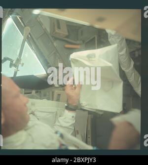 AS11-36-5397 - Apollo 11 - Apollo 11 Missionsbild - Astronaut Edwin E. Aldrin im Mondlandemodul; Umfang und Inhalt: Die Originaldatenbank beschreibt dies als: Beschreibung: Astronaut Edwin E. Aldrin Jr., Pilot des Mondlandemoduls, liest während der Arbeit im Inneren des Mondlandemoduls (LM) während der Kasse und Inspektion nach der Luke-Öffnung eine Karte. Aufnahme während der Translunierphase der Apollo 11 Mission von Astronaut Neil A. Armstrong, Kommandant der Apollo 11 Mission. Original Filmmagazin wurde mit N beschriftet; Filmtyp: S0-368 Farbe; 80mm Objektiv. Themengebiet: Apollo 11 Flug, Raumschiff-Kabinen, Astr Stockfoto
