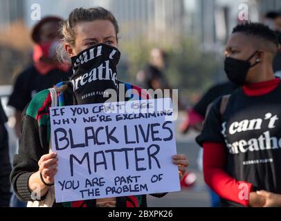 Johannesburg, Südafrika. Juni 2020. Am 8. Juni 2020 nehmen Demonstranten an einem Anti-Rassismus-Protest in Johannesburg, Südafrika Teil. Am Montag schlossen sich Menschen in Johannesburg zu einem Anti-Rassismus-Protest an, ausgelöst durch die Ermordung des unbewaffneten Afrikaners George Floyd durch die US-Polizei. Kredit: Chen Cheng/Xinhua/Alamy Live News Stockfoto