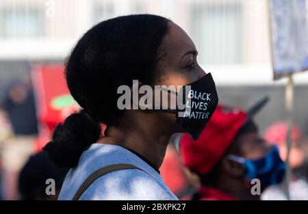 Johannesburg, Südafrika. Juni 2020. Ein Demonstrator trägt eine Maske mit den Worten "Schwarze Leben sind wichtig" während eines Anti-Rassismus-Protestes in Johannesburg, Südafrika, am 8. Juni 2020. Am Montag schlossen sich Menschen in Johannesburg zu einem Anti-Rassismus-Protest an, ausgelöst durch die Ermordung des unbewaffneten Afrikaners George Floyd durch die US-Polizei. Kredit: Chen Cheng/Xinhua/Alamy Live News Stockfoto