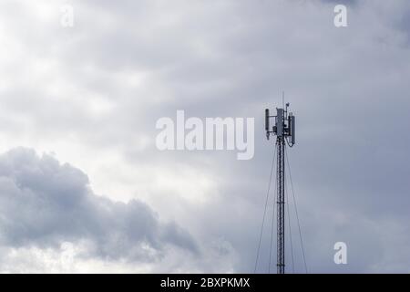 Telekommunikationsturm von Mobilfunk. 4G- und 5G-Basisstation. Sender Für Drahtlose Kommunikation. Stockfoto
