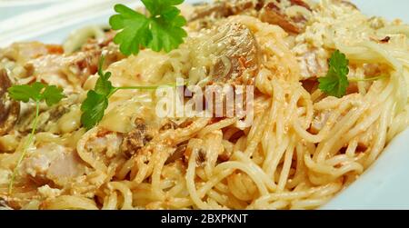 Spaghetti con Pesto alla trapanese, sizilianische Pasta-Sauce mit frischem Basilikum, rohen Tomaten, Mandeln, Pecorino und Olivenöl. Stockfoto