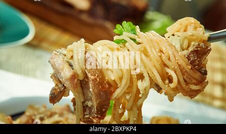 Spaghetti con Pesto alla trapanese, sizilianische Pasta-Sauce mit frischem Basilikum, rohen Tomaten, Mandeln, Pecorino und Olivenöl. Stockfoto