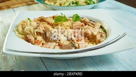 Spaghetti con Pesto alla trapanese, sizilianische Pasta-Sauce mit frischem Basilikum, rohen Tomaten, Mandeln, Pecorino und Olivenöl. Stockfoto