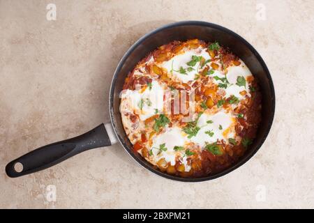 Shakshuka in einer Pfanne gekocht, ein traditionelles ägyptisches Gericht Stockfoto
