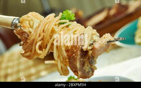 Spaghetti con Pesto alla trapanese, sizilianische Pasta-Sauce mit frischem Basilikum, rohen Tomaten, Mandeln, Pecorino und Olivenöl. Stockfoto