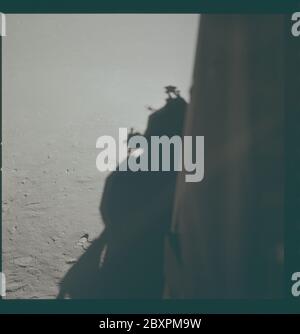 AS11-37-5502 - Apollo 11 - Apollo 11 Missionsbild - Mondhorizont von der Tranquility Base; Umfang und Inhalt: Die Originaldatenbank beschreibt dies als: Beschreibung: Mondhorizont von der Tranquility Base,der Landeplatz des Mondlandefäsmoduls (LM). Lm-Schatten im rechten Sichtfeld. Bild aus dem Inneren der LM während der Apollo 11 Mission. Original Film Magazin wurde mit R beschriftet.Film Type: Ektachrome EF SO 168 Color auf einem 2.5 mil estar Polyester Basis, aufgenommen mit einem 80mm Objektiv. Sonnenwinkel ist niedrig. Ungefähre Neigung: Mittelschräg. Themenbedingungen: Apollo 11 Flug, Mond, Mondlandeplätze Kategorien: Mondlandeplätze Stockfoto