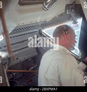 AS11-36-5398 - Apollo 11 - Apollo 11 Missionsbild - Astronaut Edwin E. Aldrin im Mondlandemodul; Umfang und Inhalt: Die Originaldatenbank beschreibt dies als: Beschreibung: Astronaut Edwin E. Aldrin Jr.,Mondlandespilot, arbeitet im Inneren des Mondlandemoduls (LM) während der Kasse und Inspektion nach der Luke-Öffnung. Aufnahme während der Translunierphase der Apollo 11 Mission von Astronaut Neil A. Armstrong, Kommandant der Apollo 11 Mission. Original Filmmagazin wurde mit N beschriftet; Filmtyp: S0-368 Farbe; 80mm Objektiv. Fachbegriffe: Apollo 11 Flug, Raumschiff Kabinen, Astronauten, Mondlandemodul Stockfoto