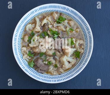 Syrischer Blumenkohl in einer Schüssel mit frischer Petersilie einkochen Stockfoto