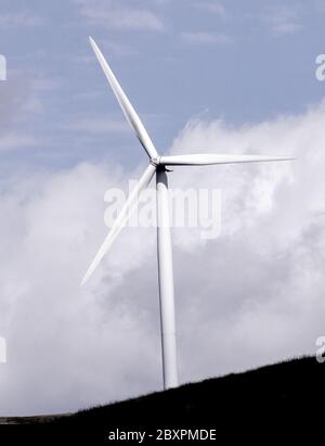 Isolierte Windkraftanlage Schottland Kopierraum Stockfoto