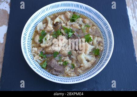 Syrischer Blumenkohl-Eintopf in einer Schüssel mit frischen Kräutern serviert Stockfoto