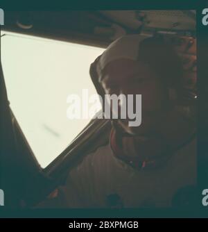 AS11-37-5530 - Apollo 11 - Apollo 11 Missionsbild - Edwin Aldrin Jr. im Mondlandemodul nach EVA; Umfang und Inhalt: Die Originaldatenbank beschreibt dies wie folgt: Beschreibung: Astronaut Edwin Aldrin Jr, Apollo 11 Mondlandespilot im Inneren des Mondlandemoduls (LM), während es nach Abschluss der extravehicular Activities (EVA) auf der Mondoberfläche ruht. Weicher Fokus auf das Bild. Hoher Kontrast im LM-Fenster. Original Film Magazin wurde mit R beschriftet.Film Type: Ektachrome EF SO 168 Color auf einem 2.5 mil estar Polyester Basis, aufgenommen mit einem 80mm Objektiv. Sonnenwinkel ist niedrig. Betreff: Apollo 11 Flug, Lunar Lan Stockfoto