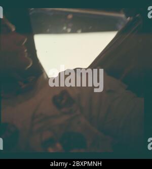 AS11-37-5533 - Apollo 11 - Apollo 11 Missionsbild - Edwin Aldrin Jr. im Mondlandemodul nach EVA; Umfang und Inhalt: Die Originaldatenbank beschreibt dies wie folgt: Beschreibung: Astronaut Edwin Aldrin Jr,Apollo 11 Mondlandespilot im Inneren des Mondlandemoduls (LM), während es nach Abschluss der extravehicular Activities (EVA) auf der Mondoberfläche ruht. Weicher Fokus auf das Bild. Hoher Kontrast im LM-Fenster. Original Film Magazin wurde mit R beschriftet.Film Type: Ektachrome EF SO 168 Color auf einem 2.5 mil estar Polyester Basis, aufgenommen mit einem 80mm Objektiv. Sonnenwinkel ist niedrig. Betreff: Apollo 11 Flug, Mondland Stockfoto