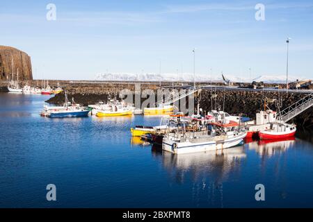 Kleine Stadt Stykkisholmur Winter View, die eine Stadt im westlichen Teil von Island, im nördlichen Teil der Snaefellsnes Halbinsel Stockfoto