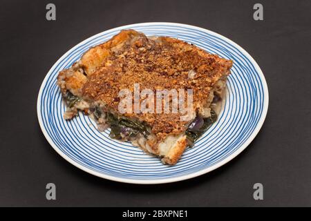 Ein Stück ägyptischer Spinatkuchen mit einem Dukkah Krustenaufstopfen Stockfoto