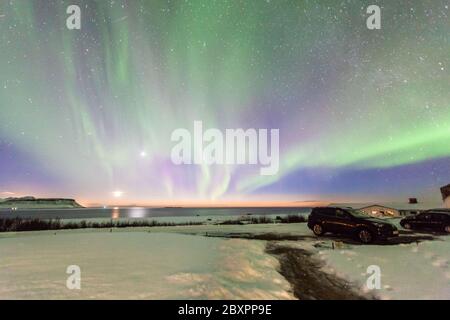 Wunderschöne Aurora Borealis oder besser bekannt als Nordlichter Blick in Island im Winter Stockfoto