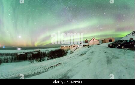 Wunderschöne Aurora Borealis oder besser bekannt als Nordlichter Blick in Island im Winter Stockfoto