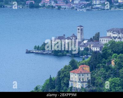 Panoramablick vom Berg mit Blick auf den See Orta und seine Landzunge, und auf der Insel San Giulio..Italien Stockfoto