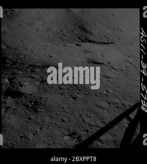 AS11-39-5738 - Apollo 11 - Apollo 11 Missionsbild - Mondfläche mit einem Teil des LM-Beinschattens sichtbar; Umfang und Inhalt: Die Originaldatenbank beschreibt dies wie folgt: Beschreibung: Mondfläche mit einem Teil des Mondlandemoduls (LM) Beinschattens sichtbar. Bild aus dem Inneren der LM nach der Landung auf der Tranquility Base während der Apollo 11 Mission. Original Film Magazin wurde mit Q. Film Typ: SO 3400 Panatomic-X Schwarz/Weiß aufgenommen mit einem 80mm Objektiv. Sonnenwinkel ist niedrig. Der ungefähre Neigungswinkel ist niedrig. Bild wurde verwendet, um eine Panoramaansicht des Mondes zu machen. Themenbegriffe: Apollo 11 Flug, Mond, Mondbasen, L Stockfoto