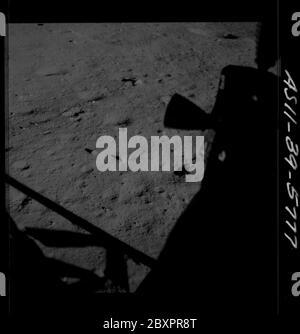 AS11-39-5777 - Apollo 11 - Apollo 11 Missionsbild - Schatten von LM und Ruder auf der Mondoberfläche; Umfang und Inhalt: Die Originaldatenbank beschreibt dies als: Beschreibung: Schatten von Mondlandefähre (LM) und Ruder auf der Mondoberfläche. Bild aus dem Inneren der LM nach der Landung auf der Tranquility Base während der Apollo 11 Mission. Original Film Magazin wurde mit Q. Film Typ: SO 3400 Panatomic-X Schwarz/Weiß aufgenommen mit einem 60mm Objektiv. Sonnenwinkel ist niedrig. Der ungefähre Neigungswinkel ist Mittel. Bild wurde verwendet, um eine Panoramaansicht des Mondes zu machen. Themenbedingungen: Apollo 11 Flug, Mond, Mondbasen, Mondland Stockfoto