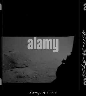AS11-39-5756 - Apollo 11 - Apollo 11 Missionsbild - Schatten des Mondlandemoduls auf der Mondoberfläche; Umfang und Inhalt: Die Originaldatenbank beschreibt dies wie folgt: Beschreibung: Schatten des Mondlandemoduls (LM) auf der Mondoberfläche. Bild aus dem Inneren der LM nach der Landung auf der Tranquility Base während der Apollo 11 Mission. Original Film Magazin wurde mit Q. Film Typ: SO 3400 Panatomic-X Schwarz/Weiß aufgenommen mit einem 60mm Objektiv. Sonnenwinkel ist niedrig. Der ungefähre Neigungswinkel ist Mittel. Bild wurde verwendet, um eine Panoramaansicht des Mondes zu machen. Themenbedingungen: Apollo 11 Flug, Mond, Mondbasen, Mondlandemodule Cate Stockfoto