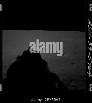 AS11-39-5764 - Apollo 11 - Apollo 11 Missionsbild - Schatten des Mondlandemoduls auf der Mondoberfläche; Umfang und Inhalt: Die Originaldatenbank beschreibt dies wie folgt: Beschreibung: Schatten des Mondlandemoduls (LM) auf der Mondoberfläche. Bild aus dem Inneren der LM nach der Landung auf der Tranquility Base während der Apollo 11 Mission. Original Film Magazin wurde mit Q. Film Typ: SO 3400 Panatomic-X Schwarz/Weiß aufgenommen mit einem 60mm Objektiv. Sonnenwinkel ist niedrig. Der ungefähre Neigungswinkel ist Mittel. Bild wurde verwendet, um eine Panoramaansicht des Mondes zu machen. Themenbedingungen: Apollo 11 Flug, Mond, Mondbasen, Mondlandemodule Cate Stockfoto