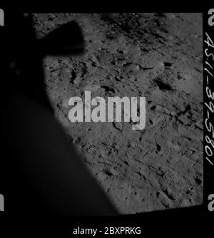 AS11-39-5801 - Apollo 11 - Apollo 11 Missionsbild - Schatten des Mondlandeschaufels auf der Mondoberfläche; Umfang und Inhalt: Die Originaldatenbank beschreibt dies als: Beschreibung: Schatten des Mondlandeschaufels (LM) auf der Mondoberfläche. Bild aus dem Inneren der LM nach der Landung auf der Tranquility Base während der Apollo 11 Mission. Original Film Magazin wurde mit Q. Film Typ: SO 3400 Panatomic-X Schwarz/Weiß aufgenommen mit einem 80mm Objektiv. Sonnenwinkel ist niedrig. Der ungefähre Neigungswinkel ist niedrig. Bild wurde verwendet, um eine Panoramaansicht des Mondes zu machen. Themenbedingungen: Apollo 11 Flug, Mond, Mondbasen, Lunar Landi Stockfoto