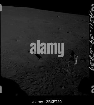 AS11-39-5839 - Apollo 11 - Apollo 11 Missionsbild - US-Flagge auf der Mondoberfläche; Umfang und Inhalt: Die Originaldatenbank beschreibt dies als: Beschreibung: US-Flagge auf der Mondoberfläche. Bild aus dem Inneren des Mondlandemoduls (LM) nach der Landung auf der Tranquility Base während der Apollo 11 Mission. Original Film Magazin wurde mit Q. Film Typ: SO 3400 Panatomic-X Schwarz/Weiß aufgenommen mit einem 80mm Objektiv. Sonnenwinkel ist niedrig. Der ungefähre Neigungswinkel ist niedrig. Bild wurde verwendet, um eine Panoramaansicht des Mondes zu machen. Themenbedingungen: Apollo 11 Flug, Mond, Mondbasen, Mondlandemodule Stockfoto