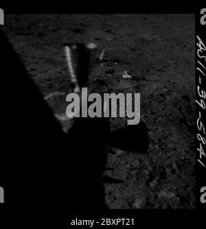 AS11-39-5841 - Apollo 11 - Apollo 11 Missionsbild - LM-Thrustern und Mondoberfläche; Umfang und Inhalt: Die Originaldatenbank beschreibt dies als: Beschreibung: Lunare Module (LM)-Thrustern mit Mondoberfläche im Hintergrund. Seismometer ist auf der Mondoberfläche sichtbar. Bild aus dem Inneren des Mondlandemoduls (LM) nach der Landung auf der Tranquility Base während der Apollo 11 Mission. Original Film Magazin wurde mit Q. Film Typ: SO 3400 Panatomic-X Schwarz/Weiß aufgenommen mit einem 80mm Objektiv. Sonnenwinkel ist niedrig. Der ungefähre Neigungswinkel ist niedrig. Bild wurde verwendet, um eine Panoramaansicht des Mondes zu machen. Betreff: Apo Stockfoto
